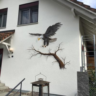 Fassade mit Steinadler